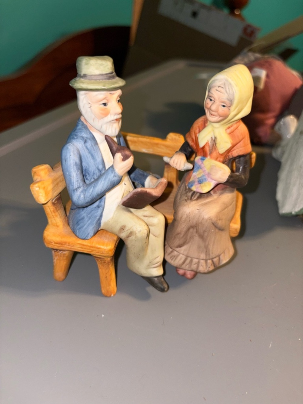 VINTAGE LEFTON HANDPAINTED FIGURINE MAN & LADY ON PARK BENCH